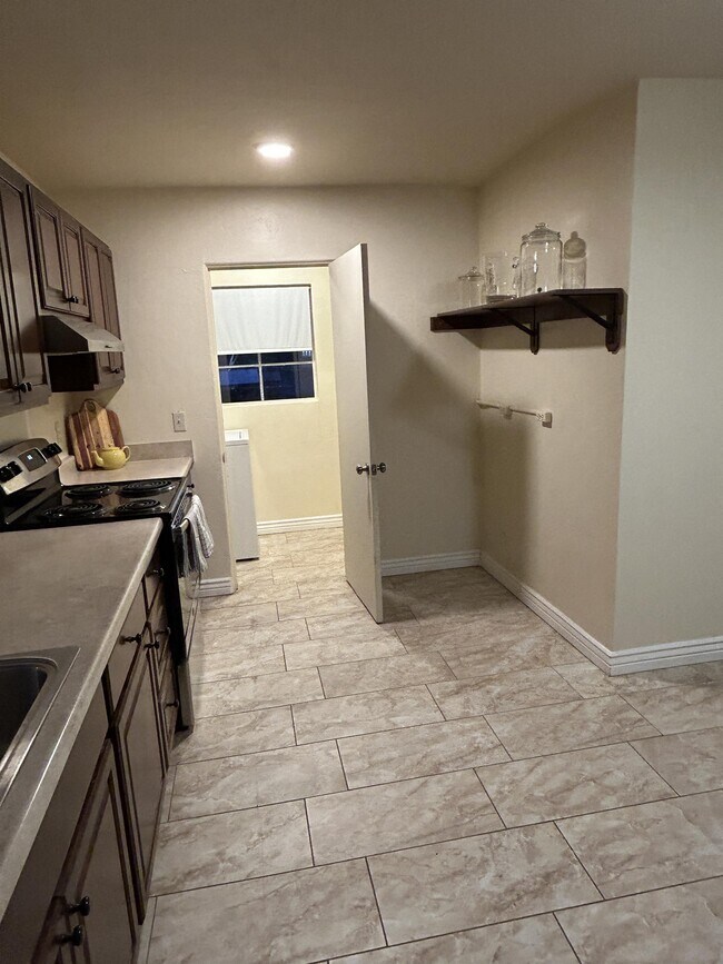 Building Photo - 902 S Fremont Ave