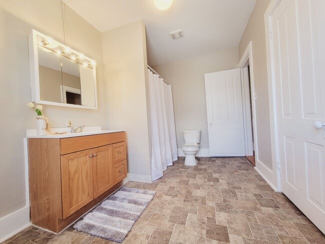 Building Photo - Large 2 Bedroom Side by Side Duplex