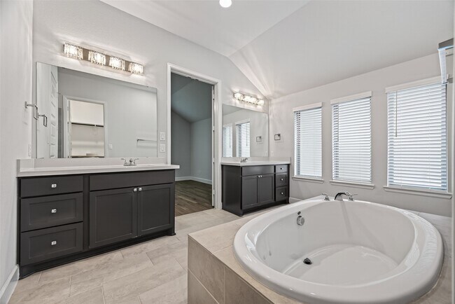 Building Photo - 302 Sky Top Dr