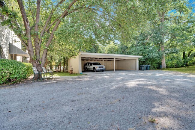 Building Photo - 2008 S Main St