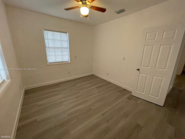 Building Photo - 3 br, 1 bath House - 351 NE 77th St