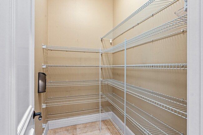 Building Photo - 17550 Circle Pond Ct