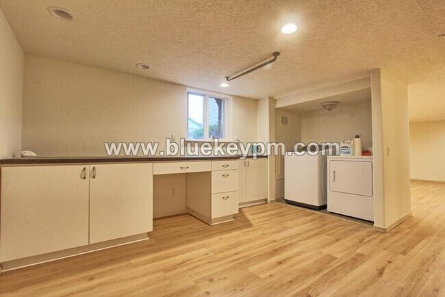 Building Photo - 3 Bed, 3 Bath Home with a LARGE 1/2 Acre Yard and Deck, Boathouse and 2 Bonus Rooms