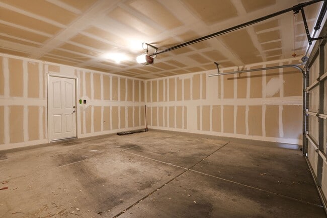 Building Photo - Charming 3-Bedroom Townhome in 89044 with Gated Porch, Walk-In Pantry & Spacious Primary Suite