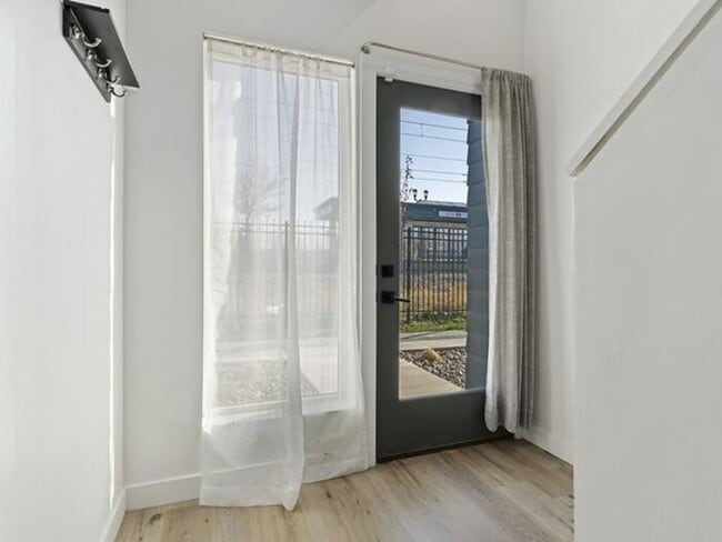 Building Photo - Downtown Beautiful 4 bed, 4 bath town-home