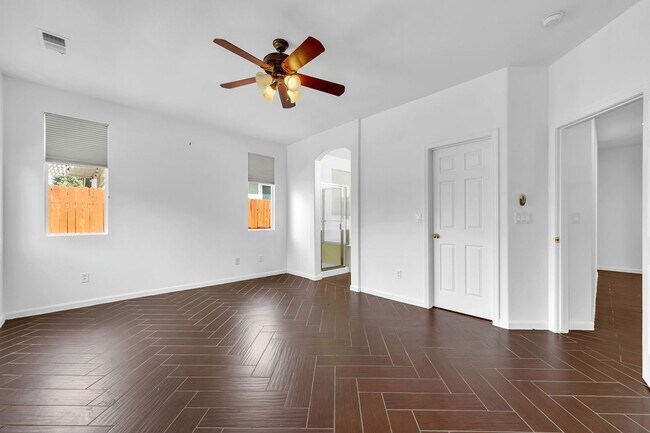 Building Photo - Inviting 3-Bed, 2-Bath Home in Gated Commu...