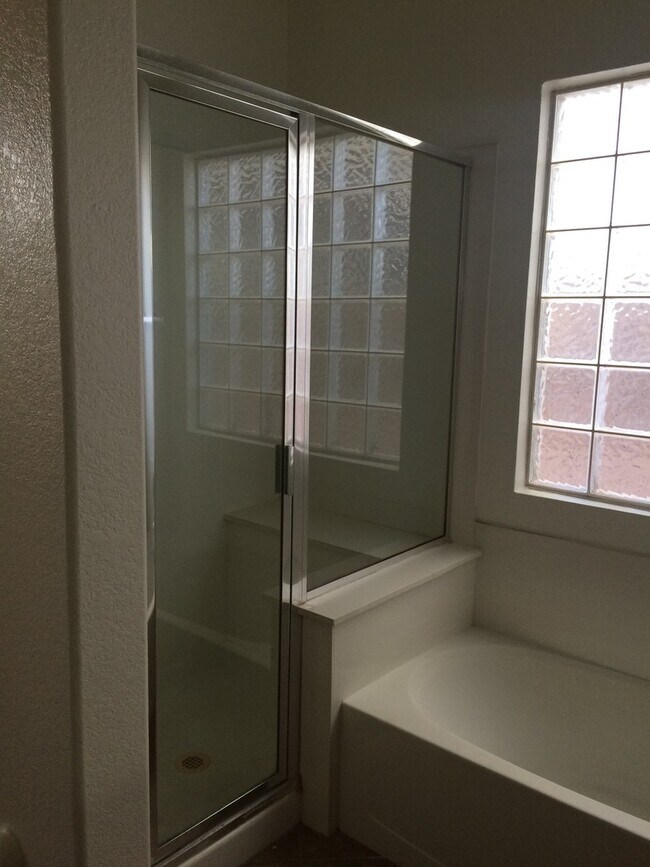 Building Photo - Beautiful 3 bedroom 2 bath North Phoenix h...
