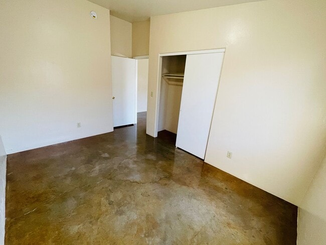 Building Photo - Single Family Home Style Unit w/ A/C, High...