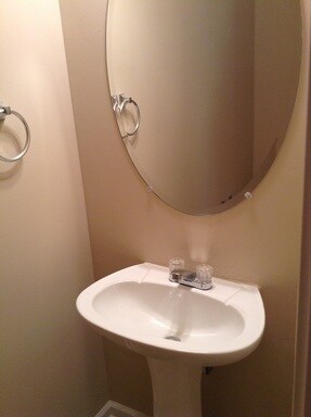 Building Photo - Available Now! 3 bed, 3 bath!