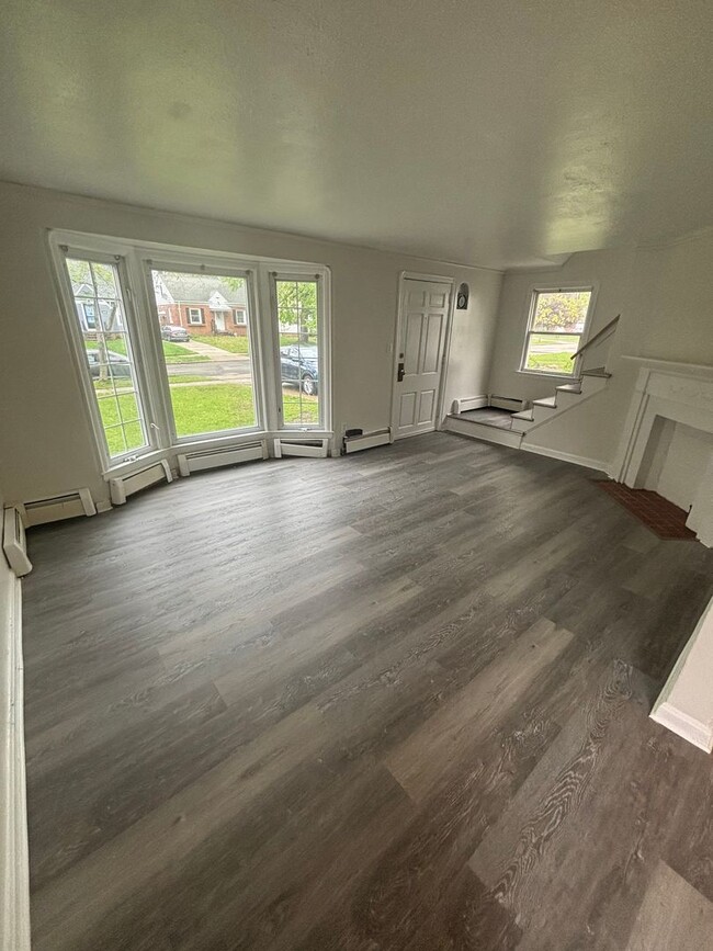 Building Photo - Euclid 3 Bedroom Single