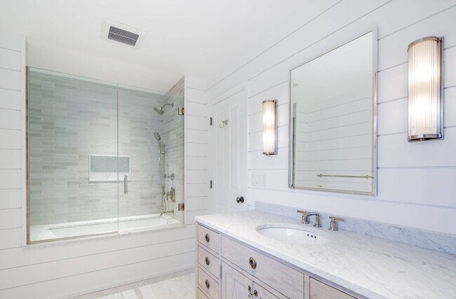 Building Photo - 136 Further Ln