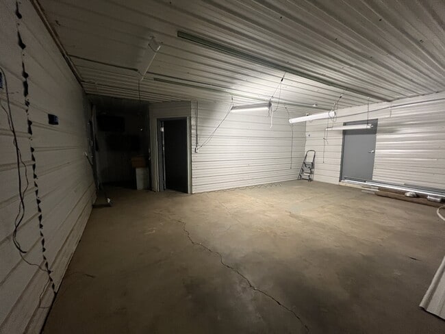 Building Photo - 16093 SW Roy Rogers Rd