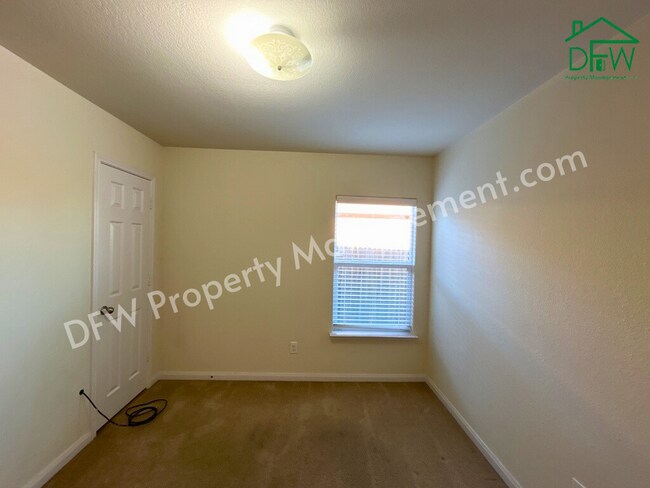 Building Photo - 10009 Iron Ridge Dr