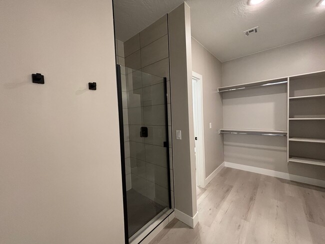 Building Photo - SPACIOUS HOME FOR RENT!