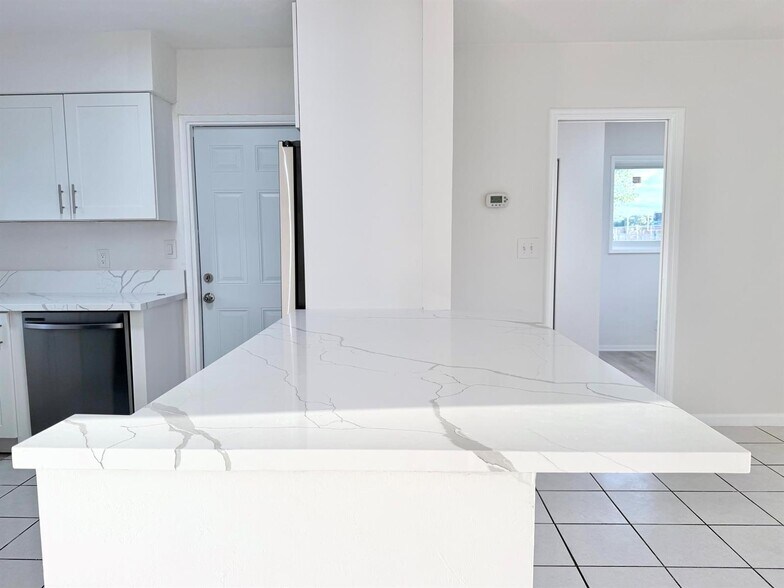 Building Photo - 231 NE 16th Ave