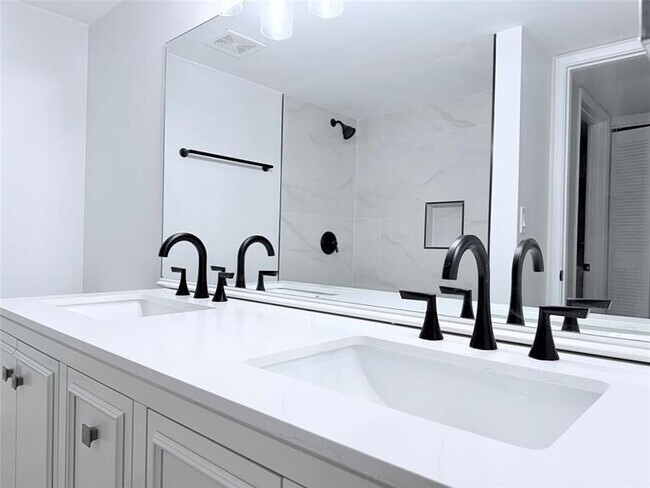 Building Photo - 117 Gardens Dr