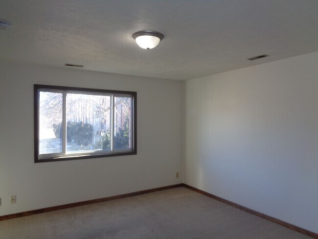 Building Photo - 5519 S 31st #5