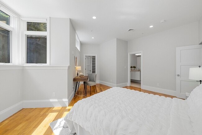 Building Photo - 1248 Beacon St