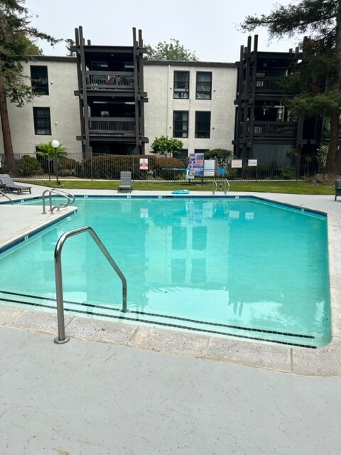 Complex Grounds - 7740 Redlands St