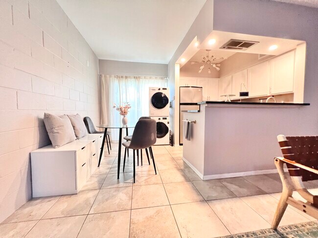 Building Photo - 4041 E Camelback Rd