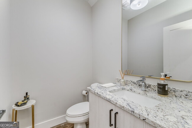 Building Photo - 79 Chateau Dr SE