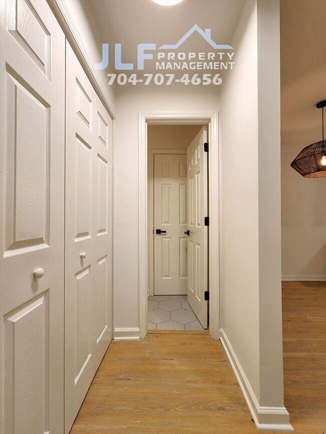Building Photo - Freshly Updated 2/2 Duplex with Modern Fix...