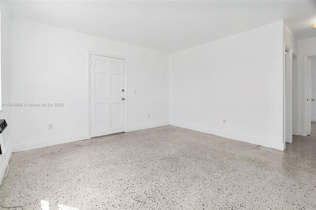 Building Photo - 644 SW 10th St