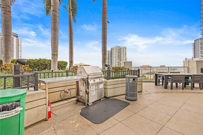 Building Photo - 777 N Ashley Dr