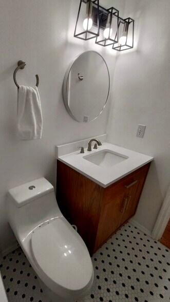 Hallway Full Bathroom - 4124 Pershing Pointe Pl