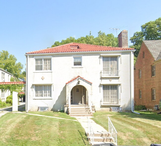 Building Photo - Spacious Blackstone Three Bedroom Available Now!