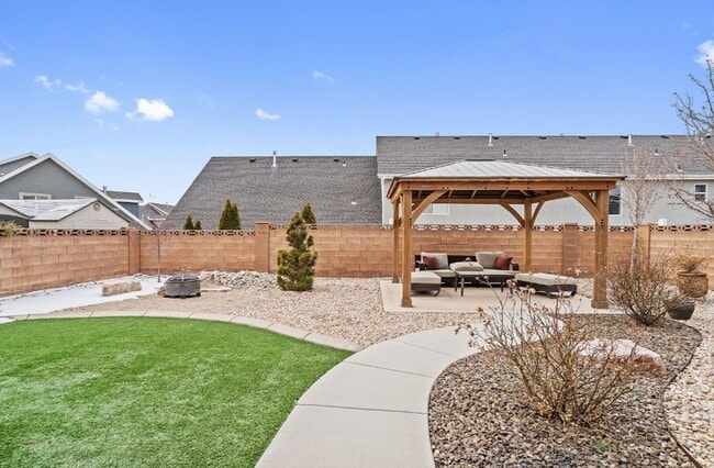 Building Photo - FULLY FURNISHED 3 Bed/2.5 Bath Home!