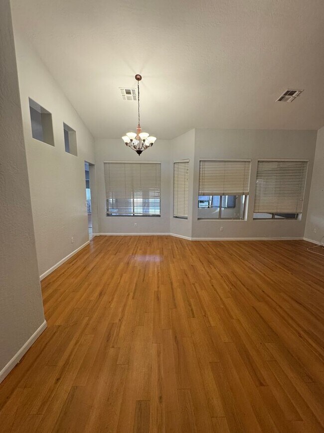Building Photo - Upgraded home in Glendale with Pool
