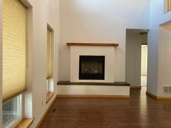 Building Photo - Dog friendly 3 Bedroom Condo!