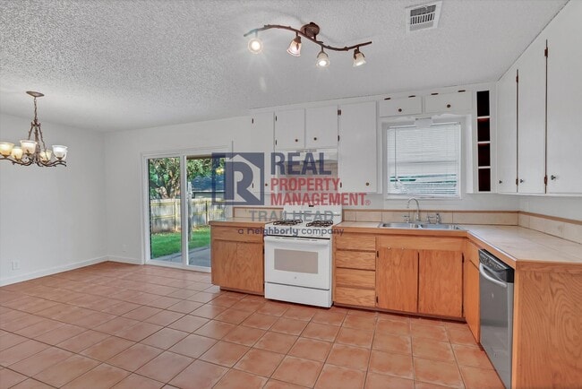 Building Photo - Inviting Home with Pool in Established Cleburne Neighborhood