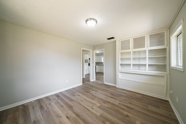 Building Photo - Coming Soon! Spacious 3 Bedroom 2 Bath!