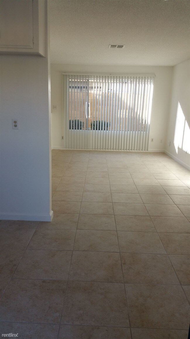 Building Photo - 2 br, 1.5 bath Townhome - 6412 Stockdale Hwy