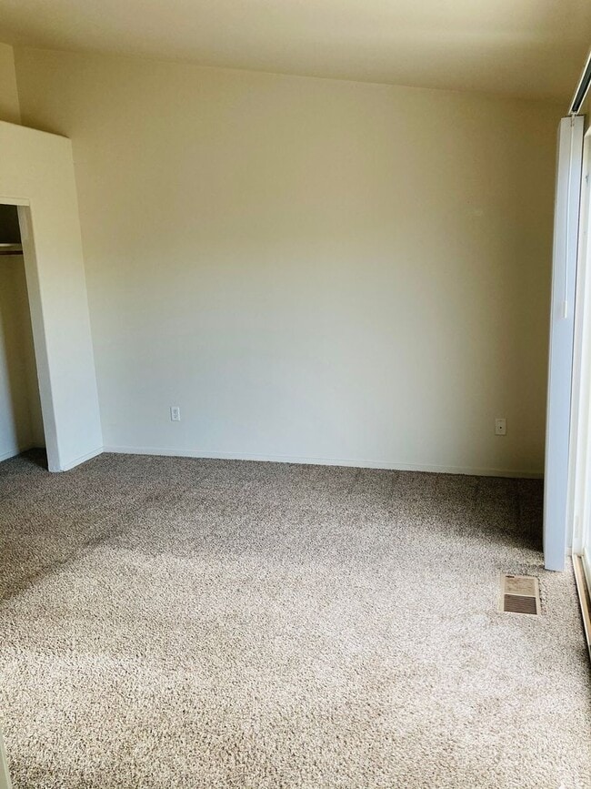 Building Photo - Charming 3 Bedroom