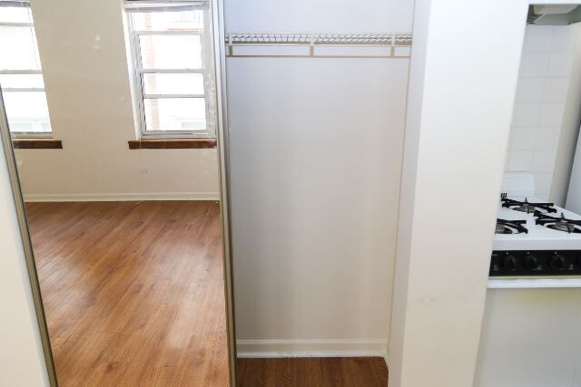 Building Photo - 4241 N Kenmore Ave