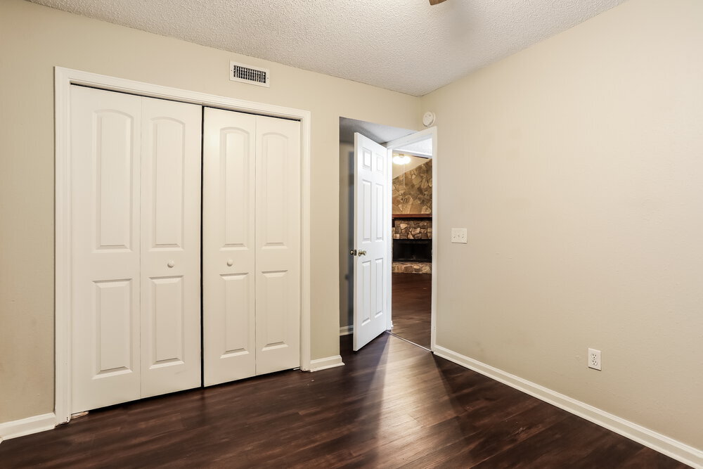 Building Photo - 1853 Alberta Ct N