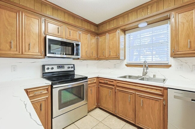 Building Photo - 3 Bedroom with updates