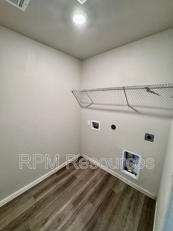 Building Photo - 1609 Burgundy Dr