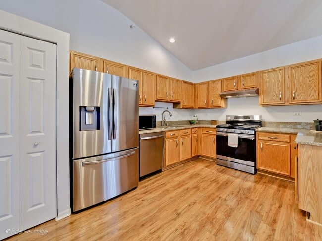 Building Photo - 121 Commons Ct