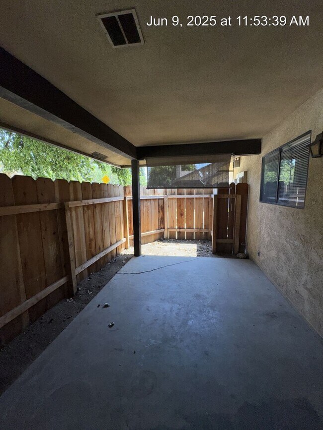Building Photo - 4057