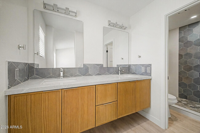 Building Photo - 2084 N Sunset Dr