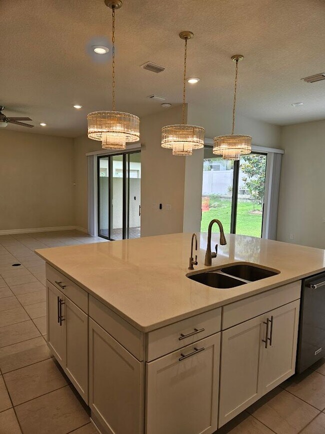 Building Photo - LAKE EMMA SOUND-1369 PATTERSON TER LAKE MA...