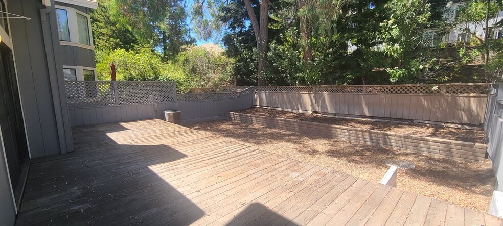 Building Photo - 211 Kingswood Ct