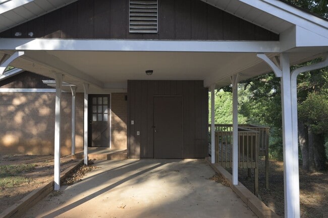 Building Photo - 2BR/2BA Home with Patio & Pet Friendly in ...