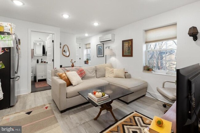 Building Photo - 212 Catharine St