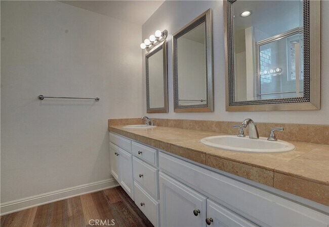 Building Photo - 7124 N Farralone Ave