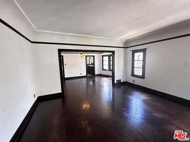 Building Photo - 156 N Kenmore Ave